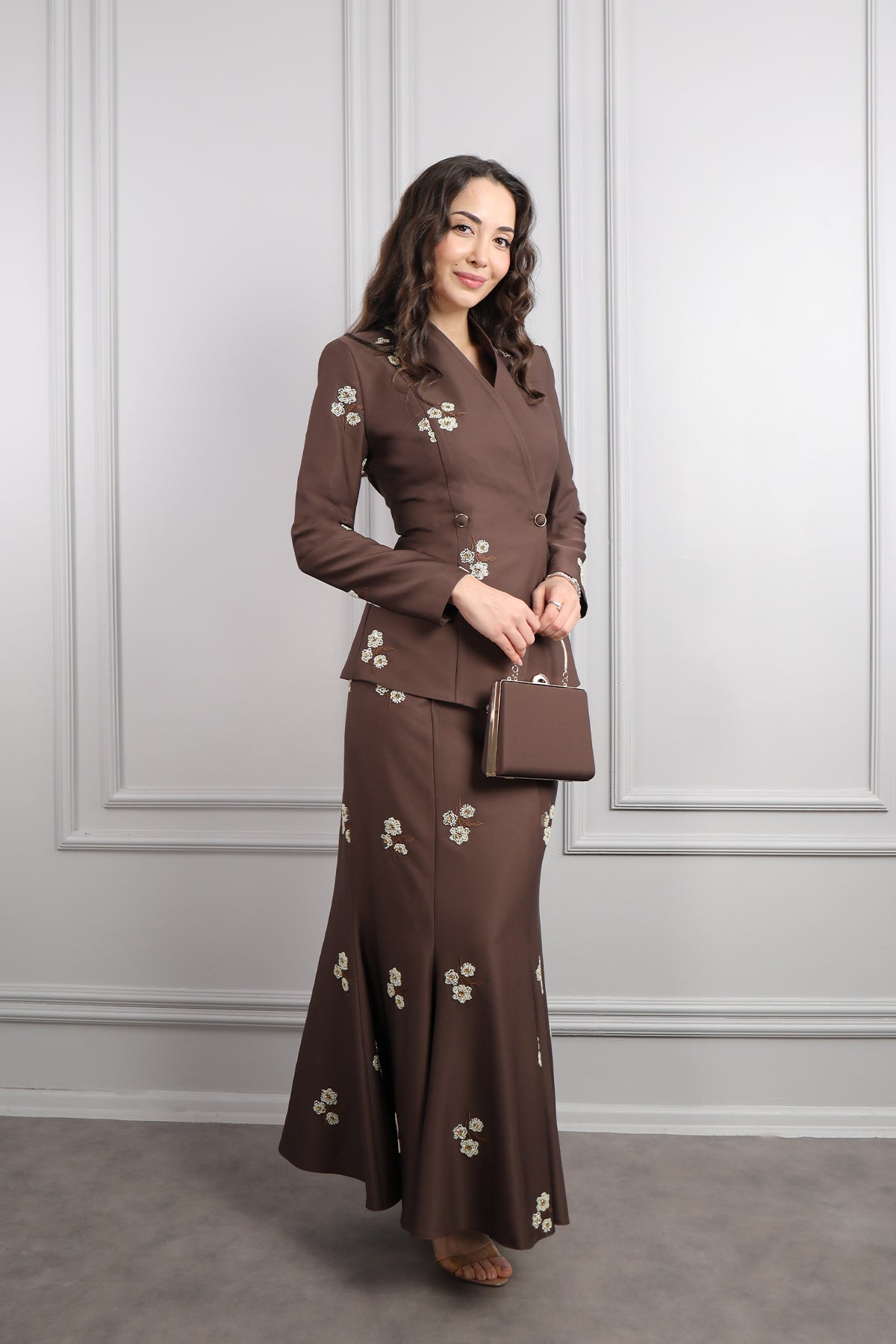 طقم تنورة بتطريزات خرزية واكسسوار حقيبة -بني
