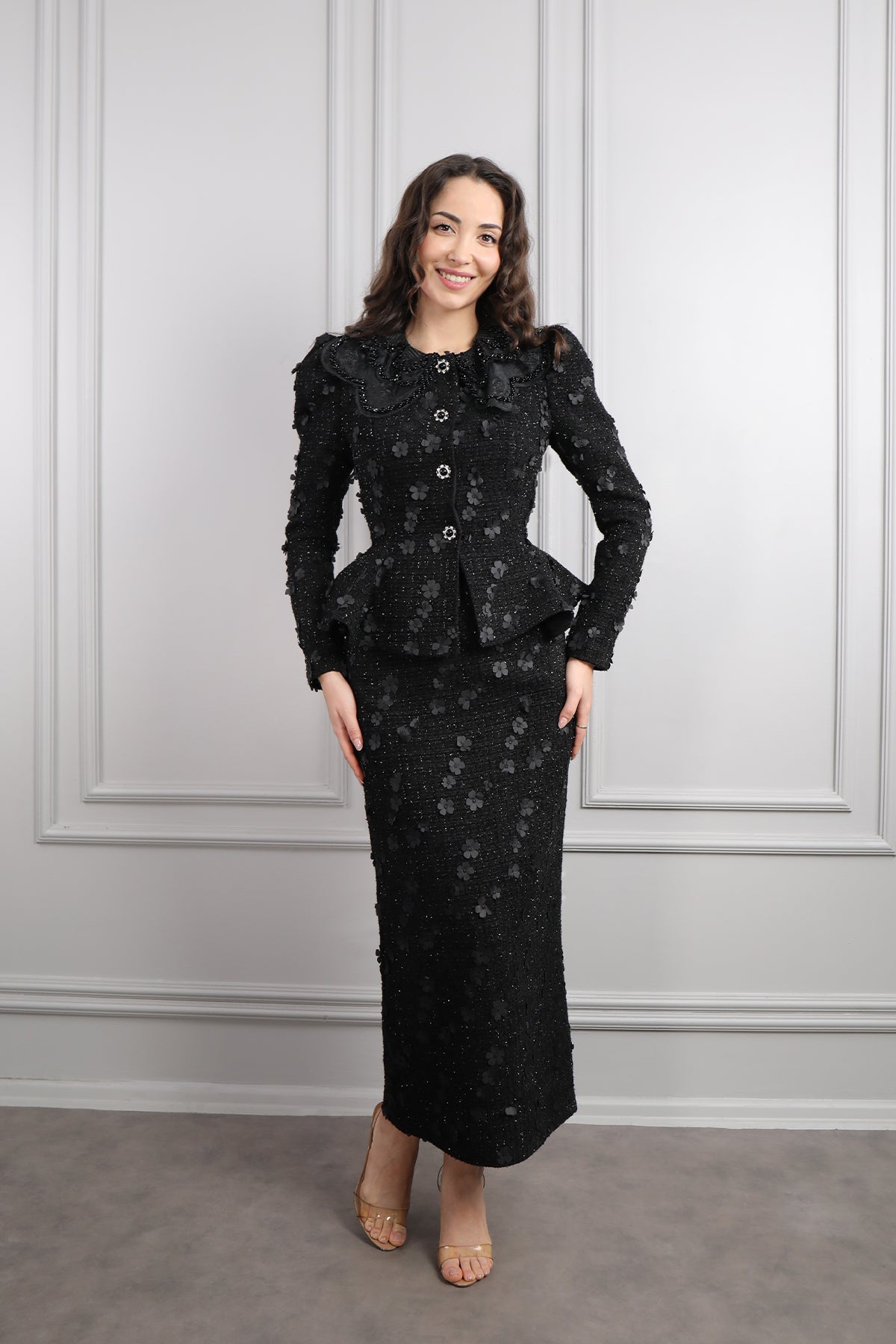 طقم تنورة وجاكيت بتطريزات ورود -اسود