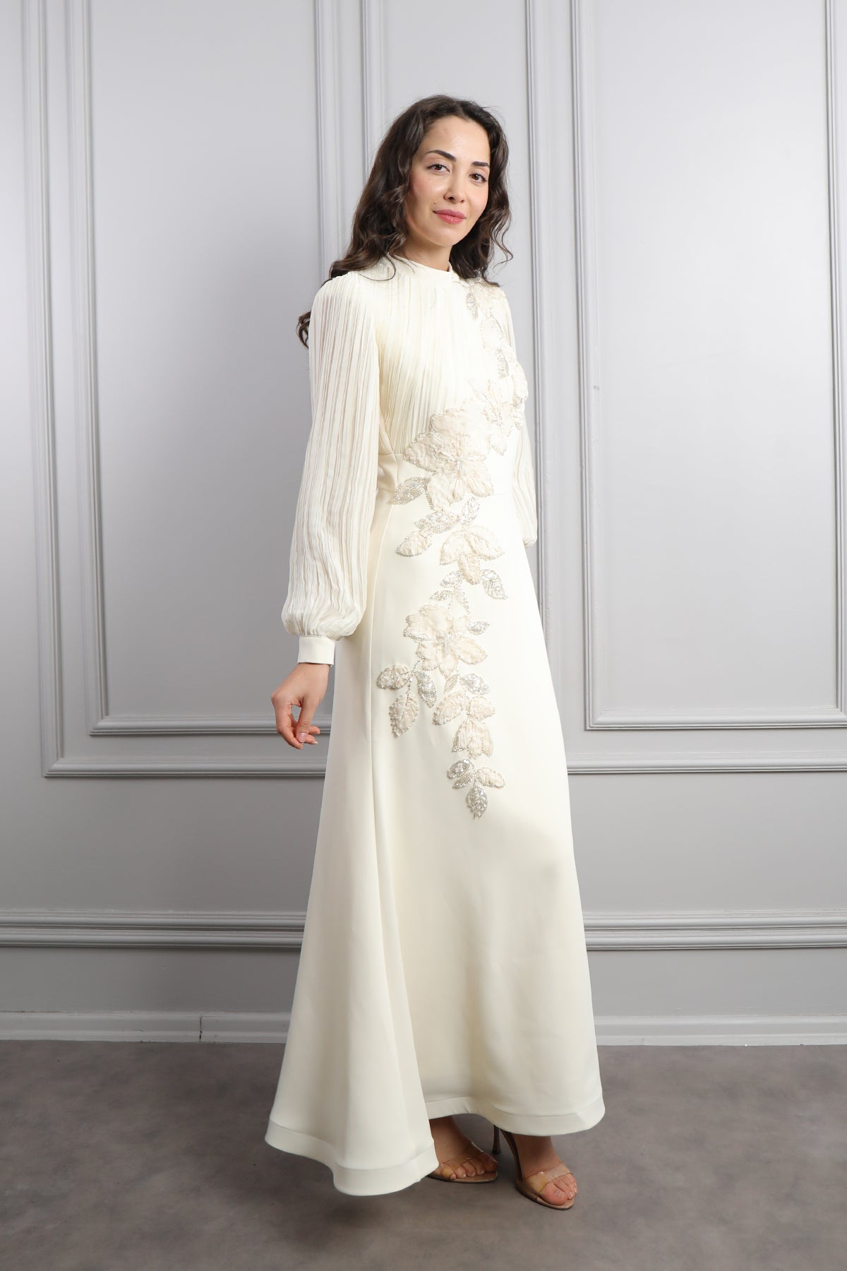 فستان خناقي باكمام واسعة مزين بالخرز والورود -سكري