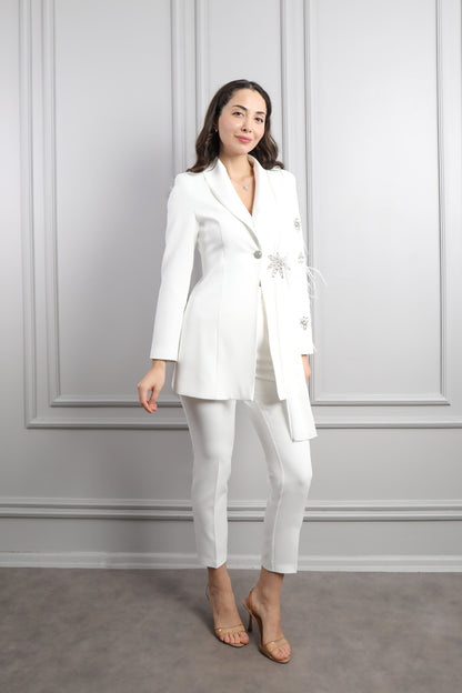 طقم بنطال وجاكيت مزين بالكريستالات والريش -ابيض