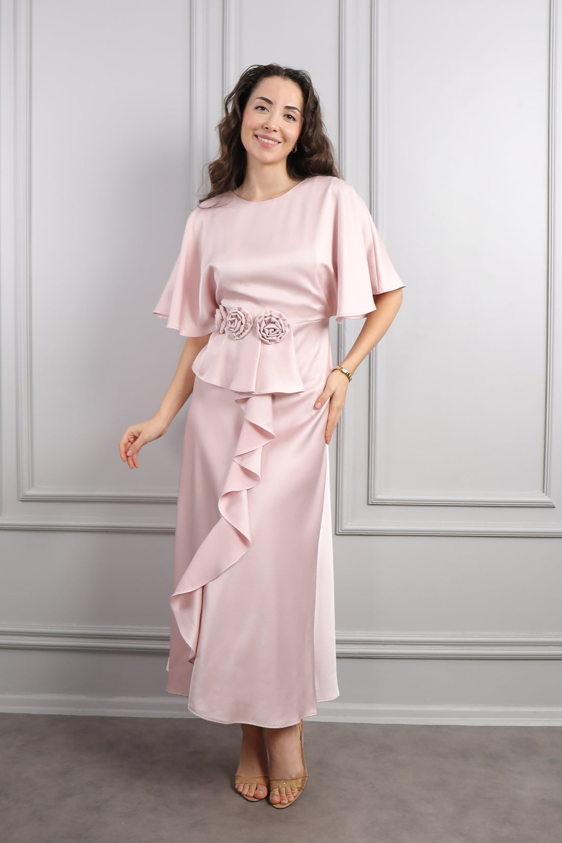 فستان ميدي ساتان بتفاصيل كشكشة واكمام واسعة مزين بالورود مقاس كبير -بمبي