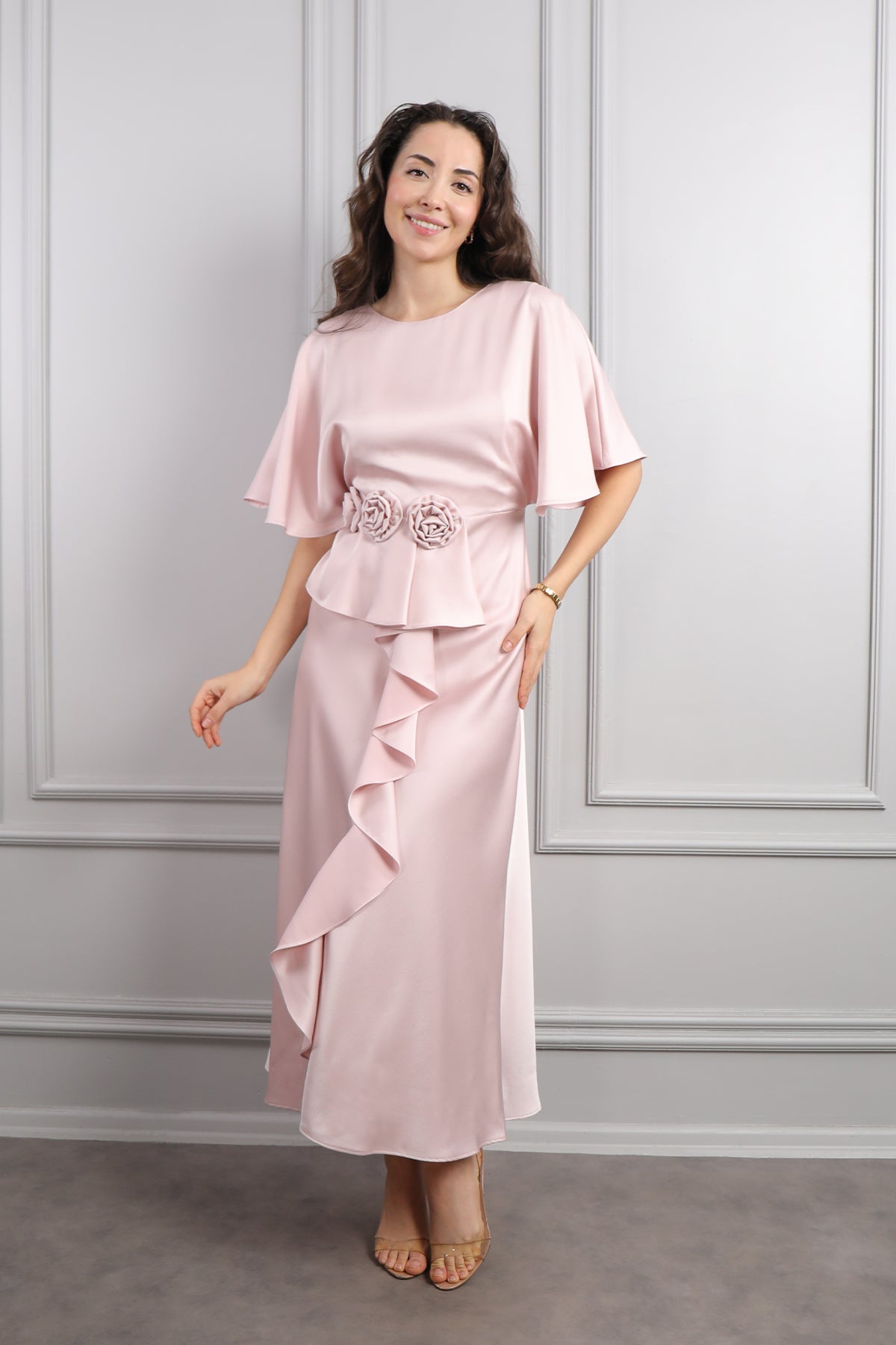 فستان ميدي ساتان بتفاصيل كشكشة واكمام واسعة مزين بالورود مقاس كبير -بمبي