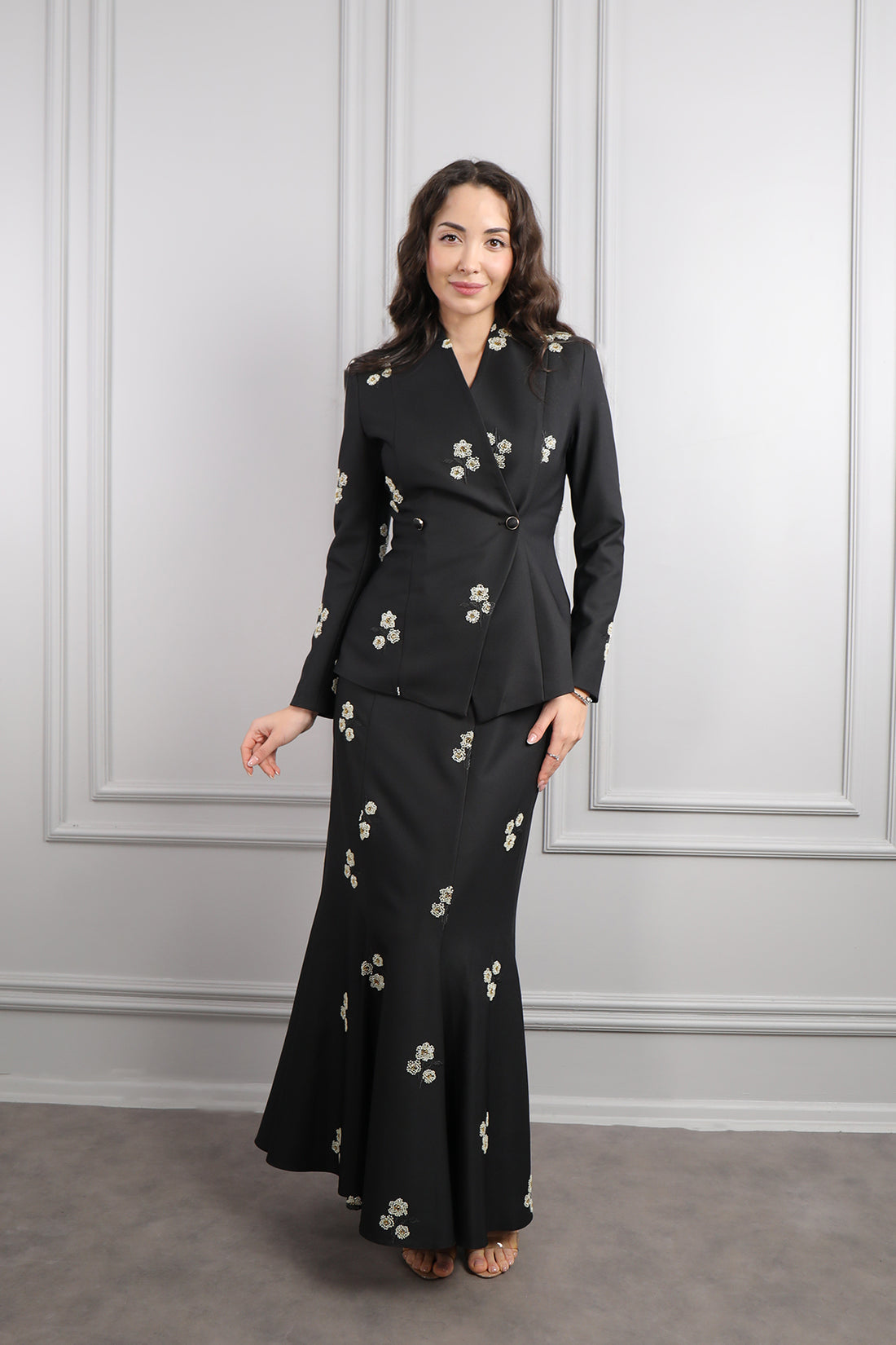 طقم تنورة بتطريزات خرزية واكسسوار حقيبة -اسود