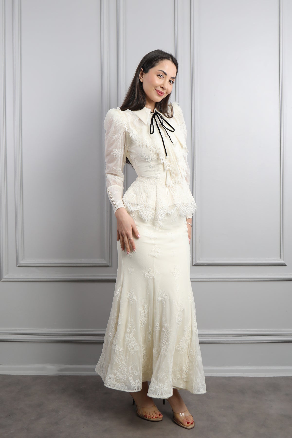 طقم تنورة وتوب دانتيلي بتفاصيل كشكشة - سكري