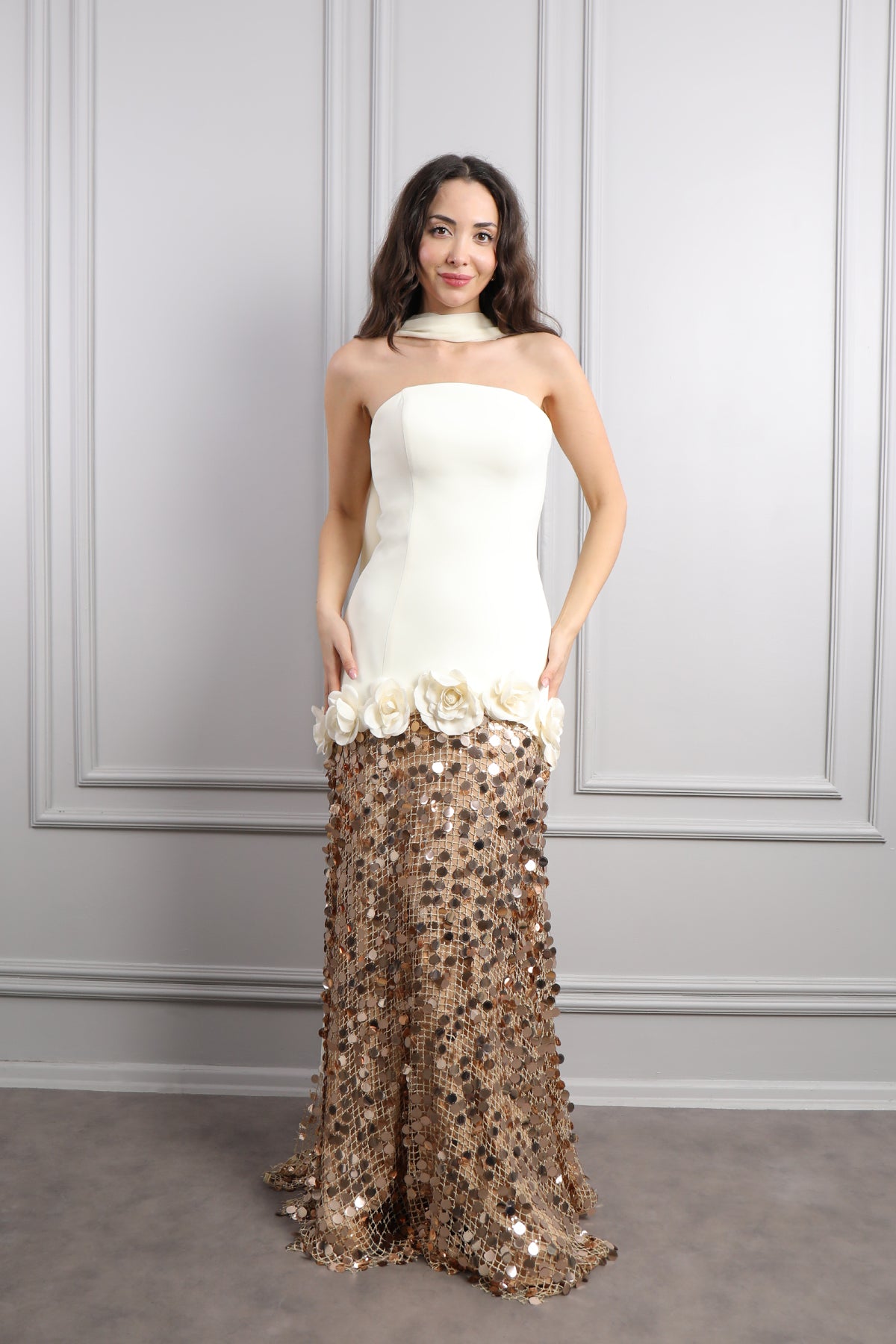 فستان سهرة سترابلس بزينة ورود وترتر مع شال -سكري وذهبي