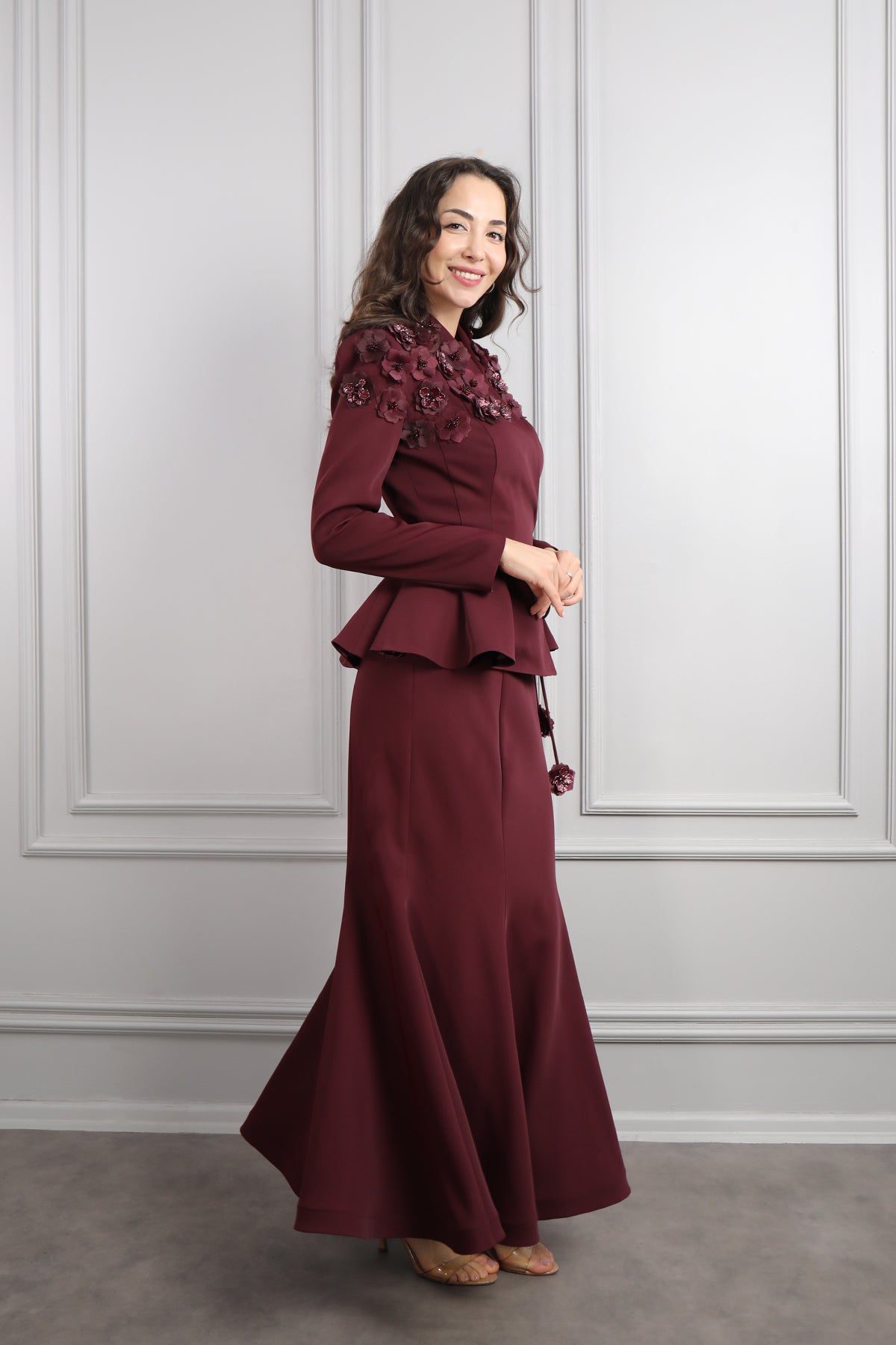 طقم تنورة وجكيت مزين بالورود مع حزام -عودي