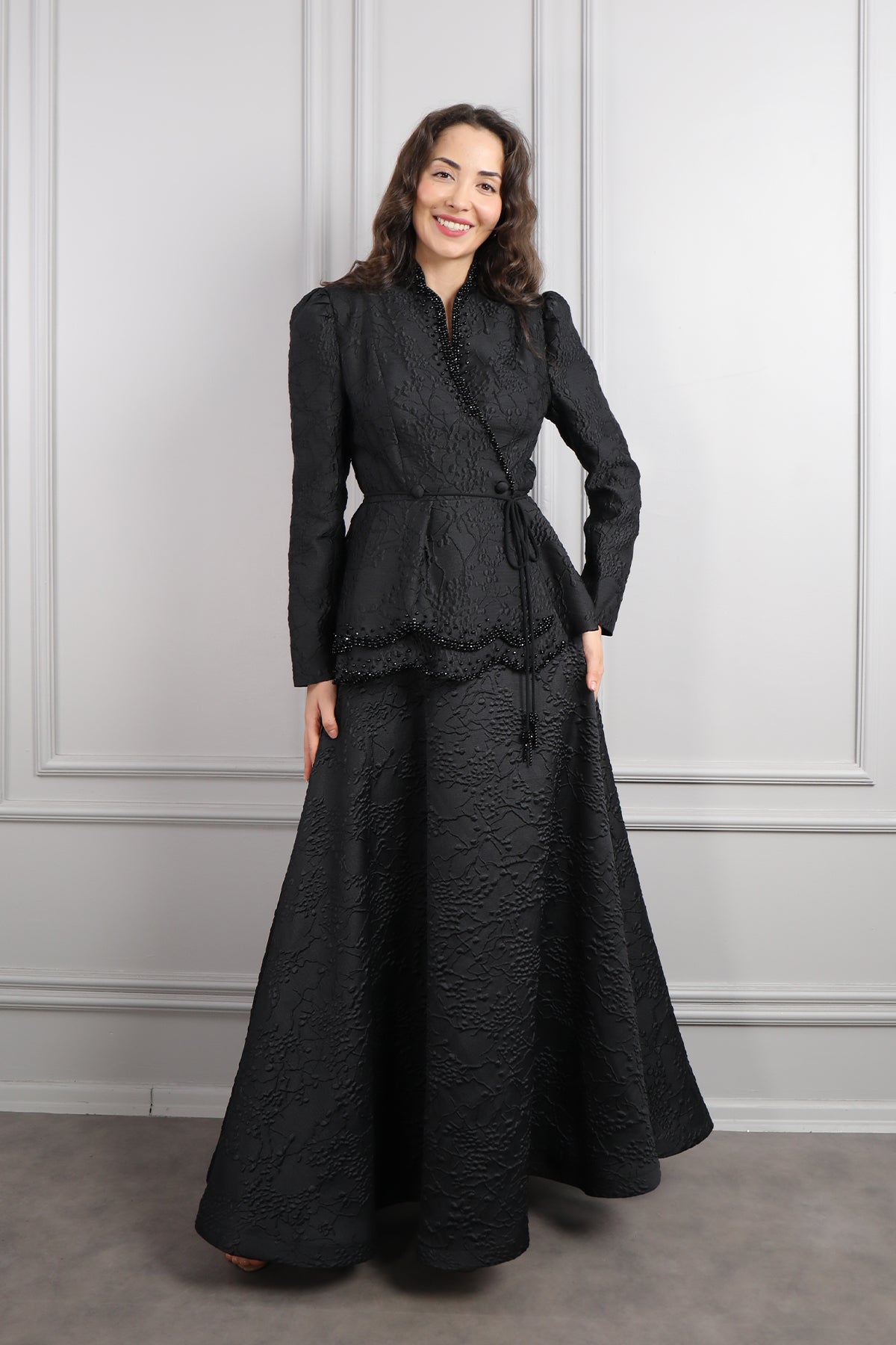 طقم تنورة وجاكيت مزين بالخرز وتفصيل طبقات -اسود