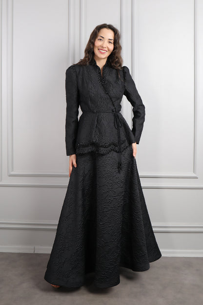 طقم تنورة وجاكيت مزين بالخرز وتفصيل طبقات -اسود