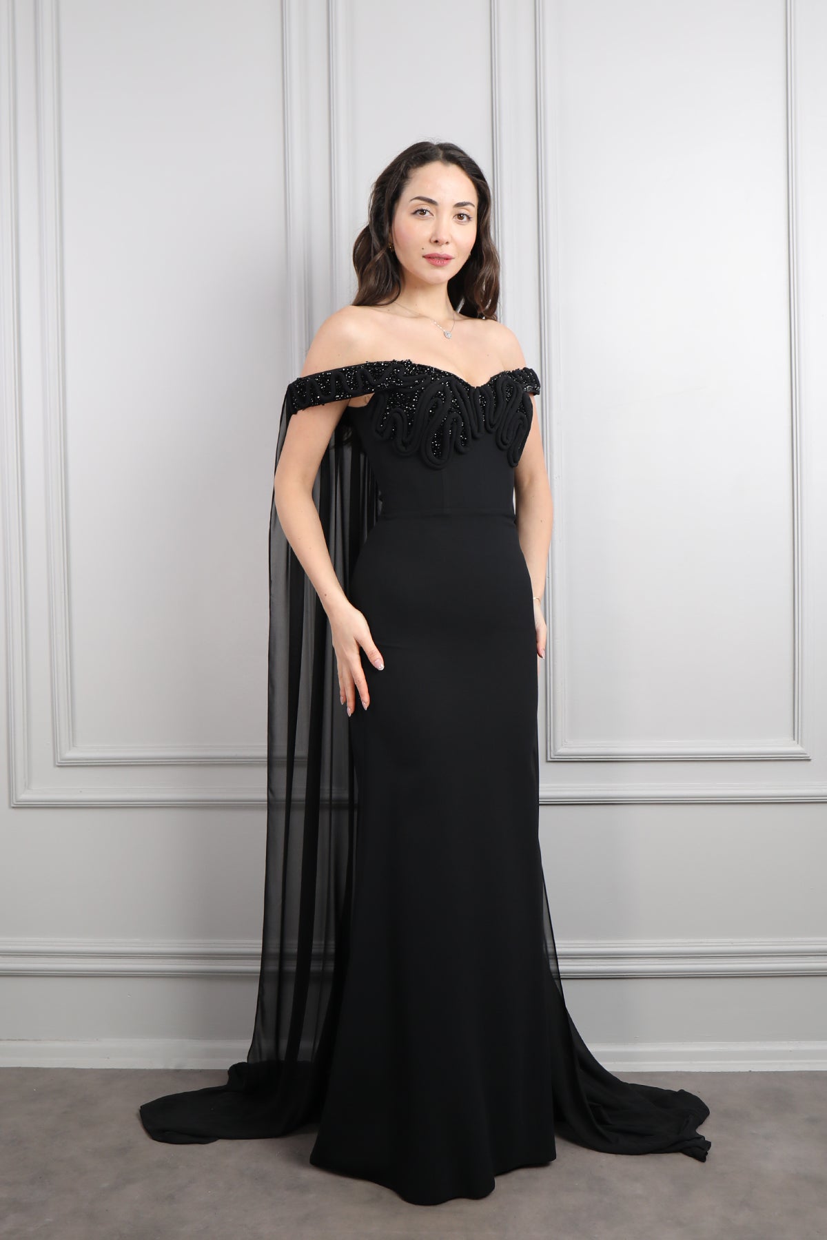 فستان سهرة مزين بتطريزات خرزية وتصميم مكشوف الاكتاف بكايب طويل-اسود