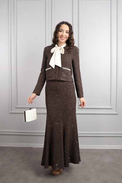 طقم تنورة وجاكيت بياقة تنربط مزين باللؤلؤ مع اكسسوار شنطة -بني