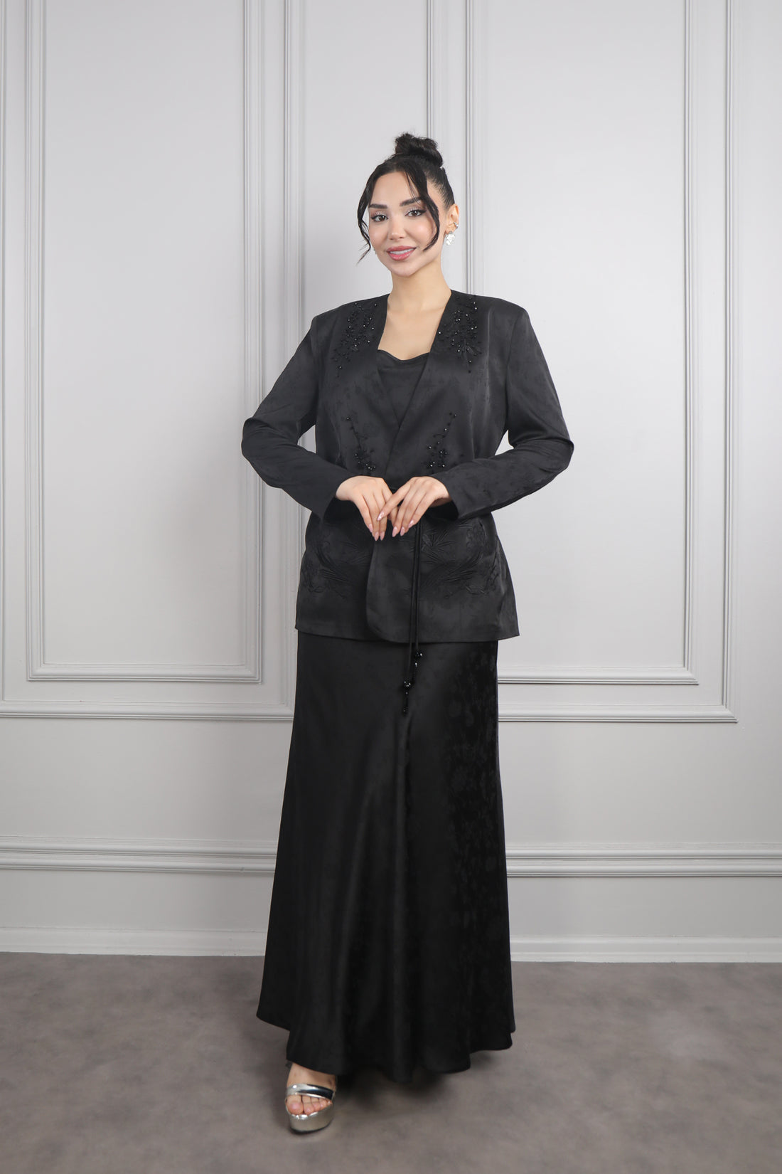 طقم تنورة ساتان وجاكيت بتطريزات خرزية وحزام عالخصر مقاس كبير  -اسود