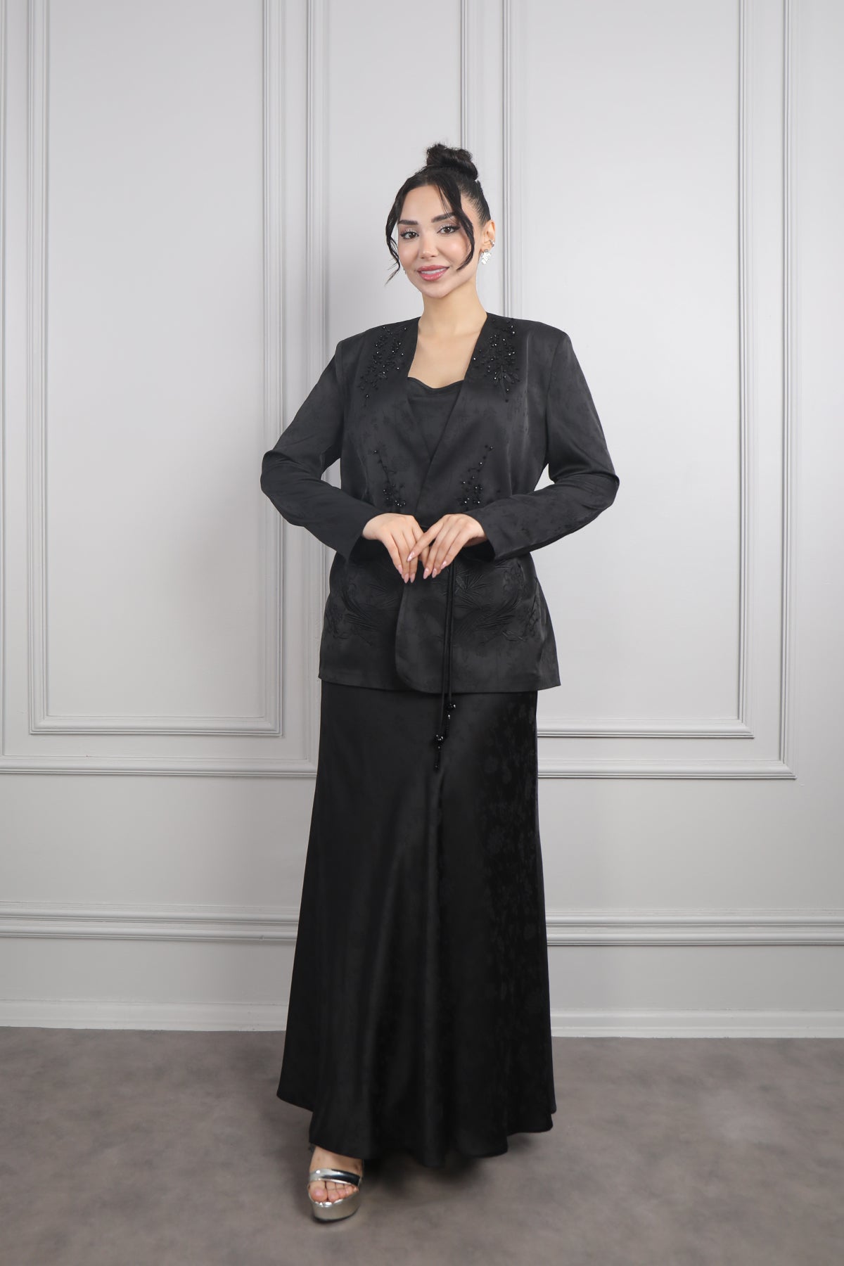 طقم تنورة ساتان وجاكيت بتطريزات خرزية وحزام عالخصر مقاس كبير  -اسود