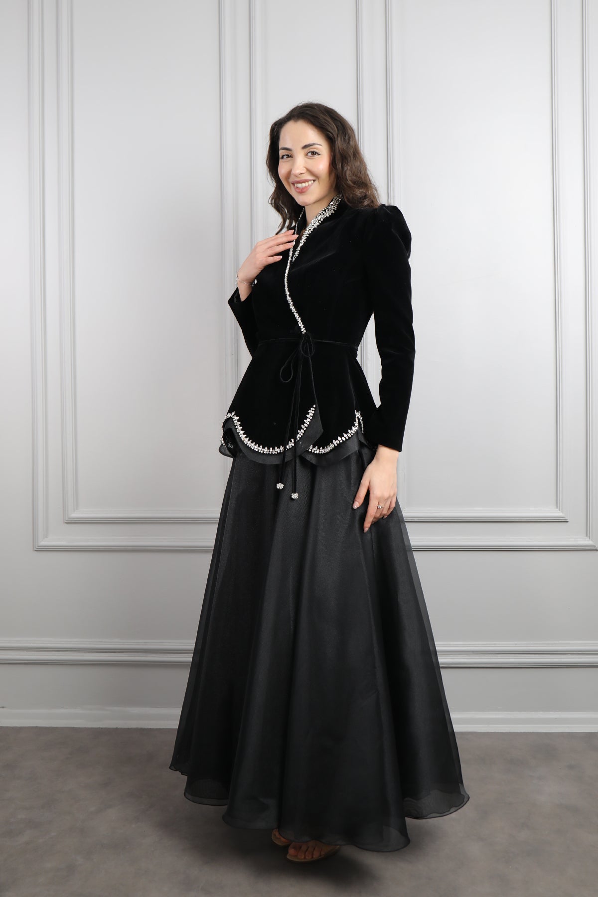 طقم تنورة وجاكيت مخملي مزين بالكريستالات -اسود