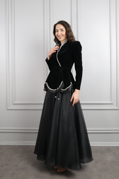 طقم تنورة وجاكيت مخملي مزين بالكريستالات -اسود