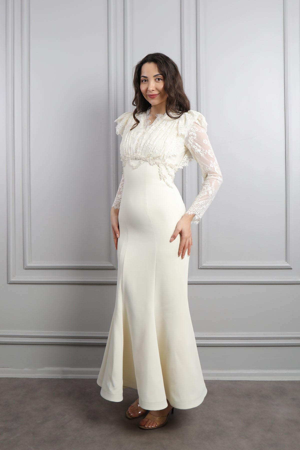 فستان مصمم بتفاصيل دانتيلية وتطريزات خرزية -سكري