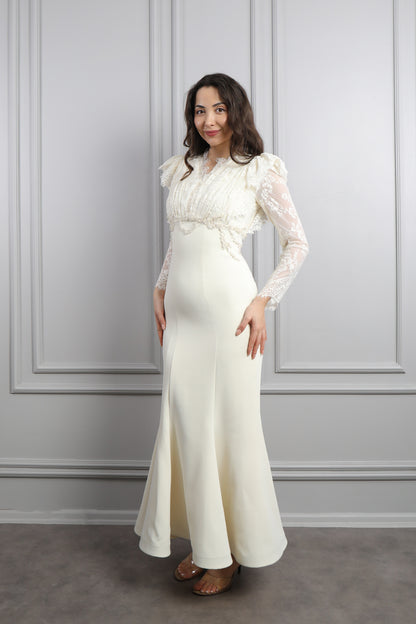 فستان مصمم بتفاصيل دانتيلية وتطريزات خرزية -سكري