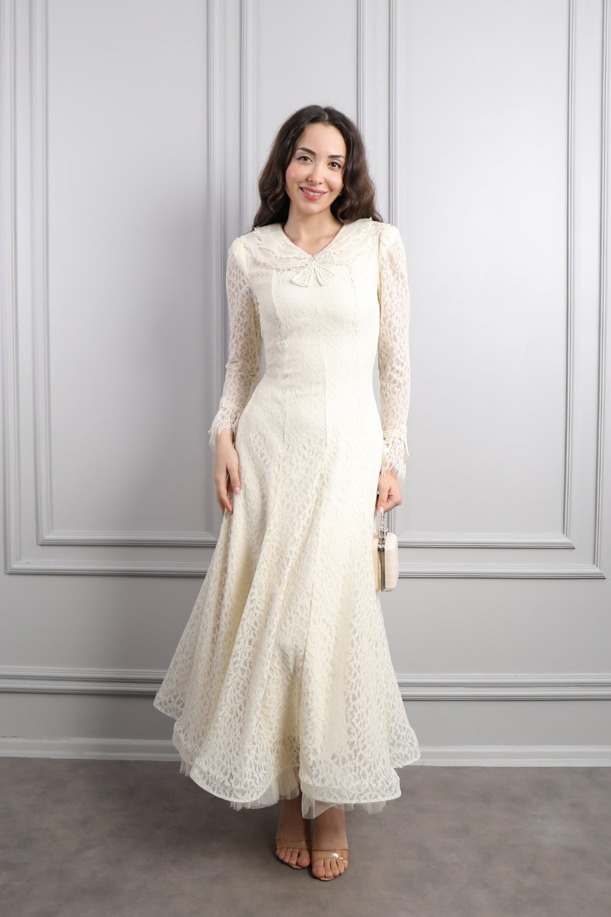 فستان دانتيل بياقة مزينة بالخرز واكسسوار شنطة -بيج