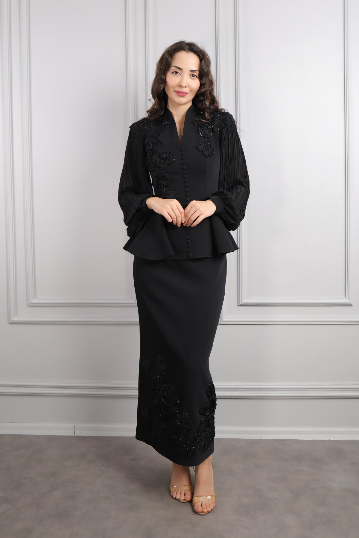 طقم تنورة مزين بتطريزات ورود وتفاصيل ازرار - اسود