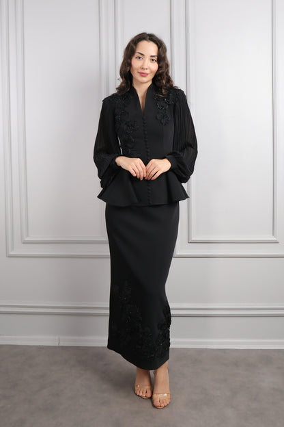 طقم تنورة مزين بتطريزات ورود وتفاصيل ازرار - اسود