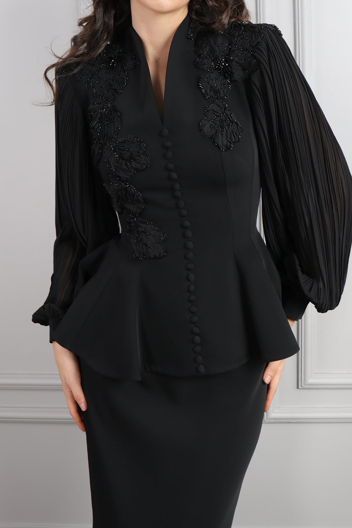 طقم تنورة مزين بتطريزات ورود وتفاصيل ازرار - اسود