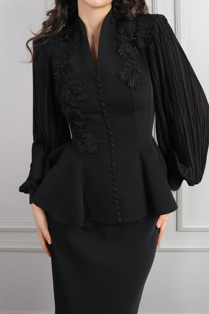 طقم تنورة مزين بتطريزات ورود وتفاصيل ازرار - اسود