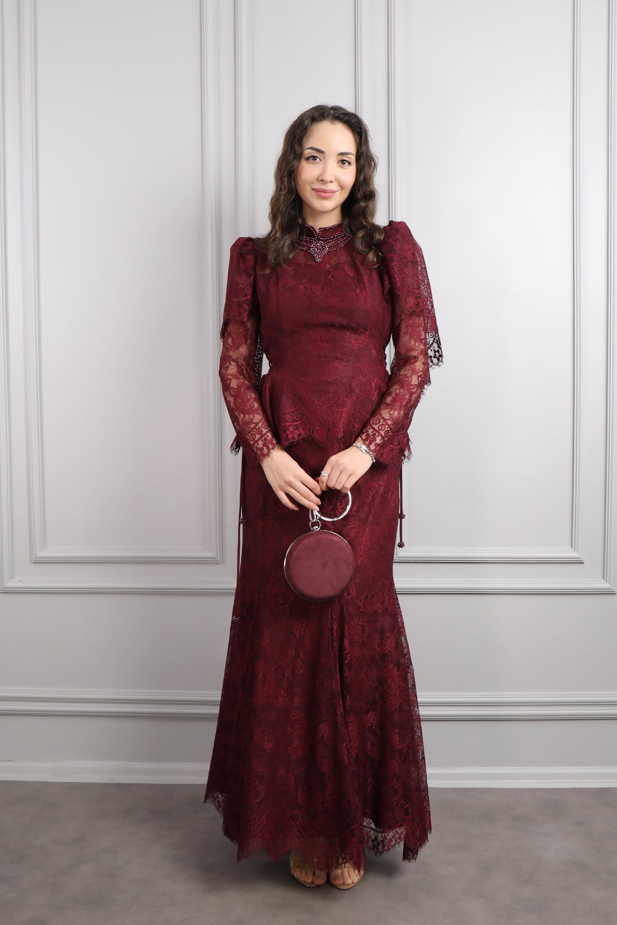 طقم دانتيل خناقي بتطريزات خرزية واكمام شفافة -عودي