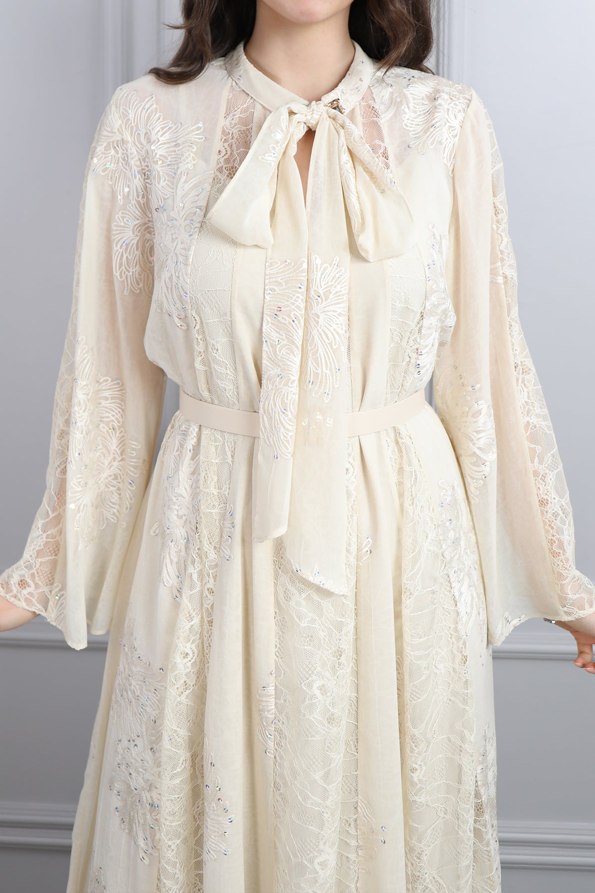 فستان شيفون بتفاصيل دانتيلية بياقة تنربط مع حزام عالخصر -سكري