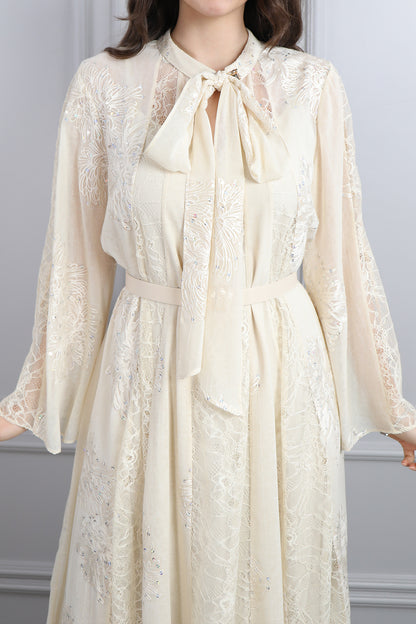 فستان شيفون بتفاصيل دانتيلية بياقة تنربط مع حزام عالخصر -سكري