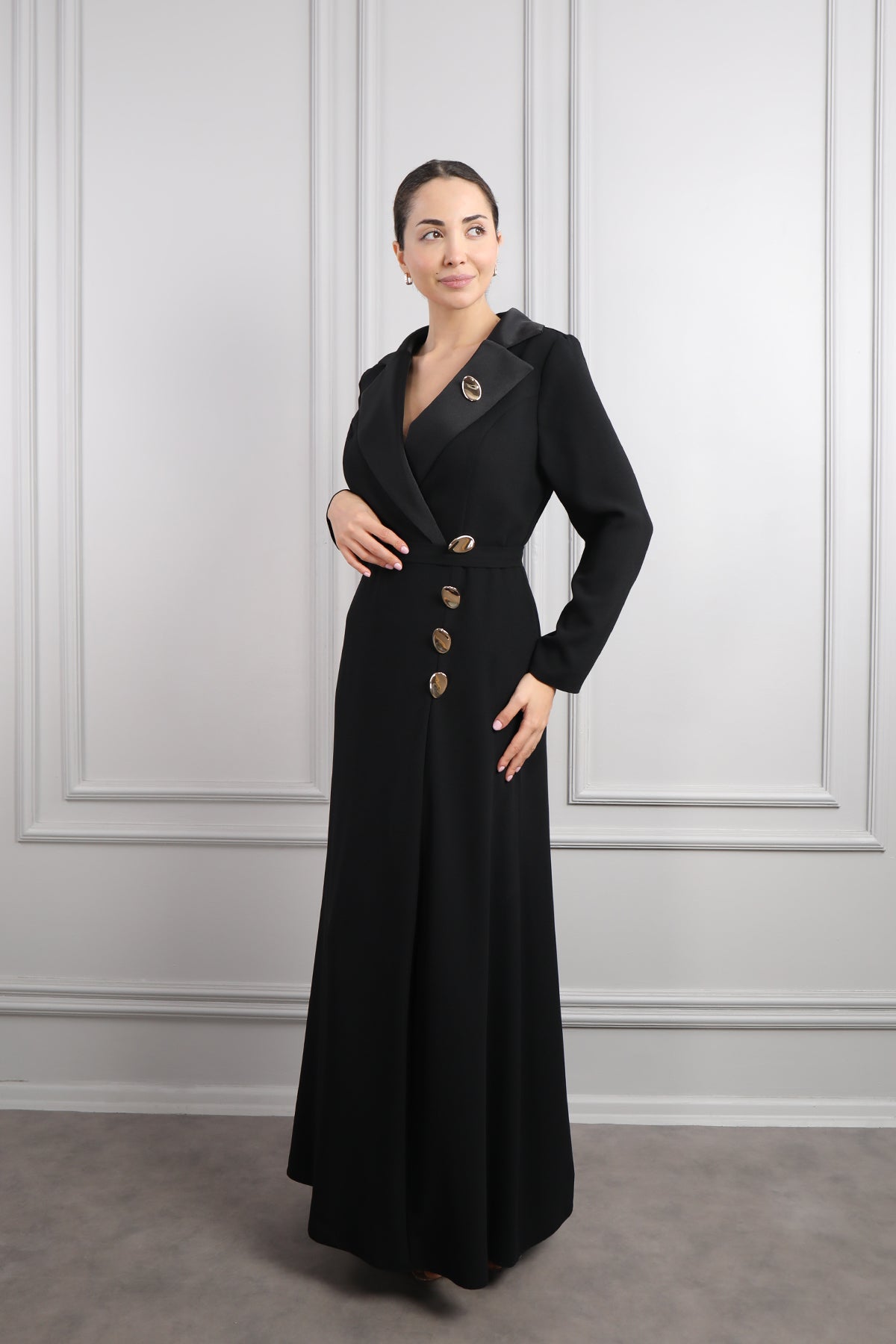 فستان بتفاصيل ازرار ذهبية مقاس كبير -اسود