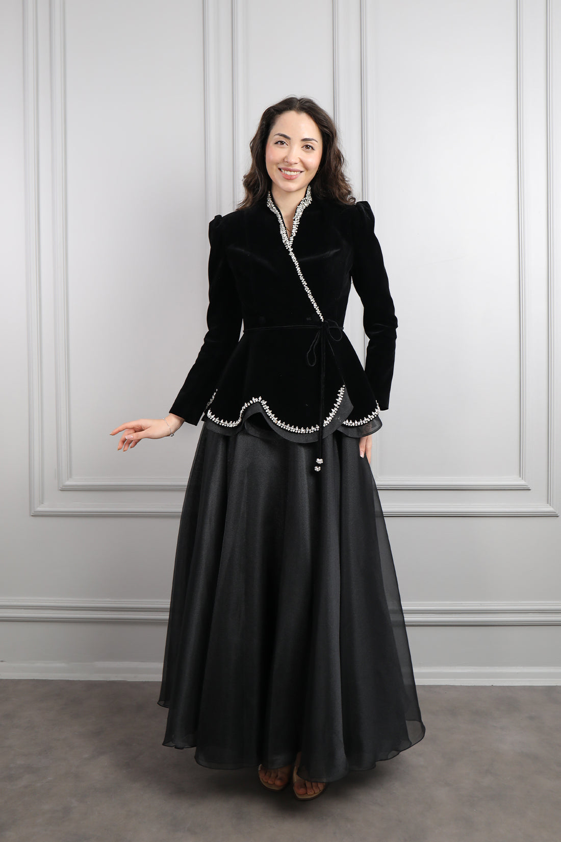 طقم تنورة وجاكيت مخملي مزين بالكريستالات -اسود