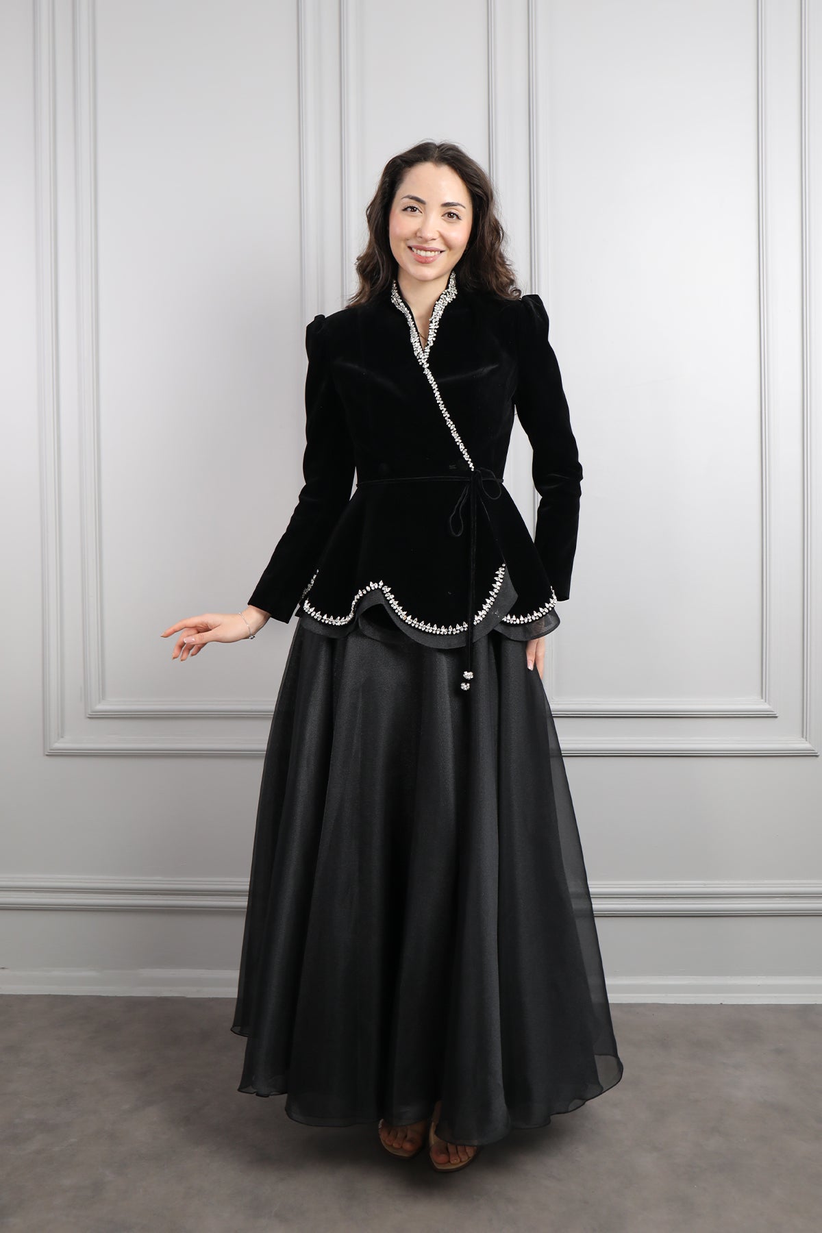 طقم تنورة وجاكيت مخملي مزين بالكريستالات -اسود