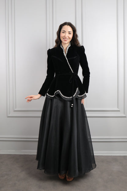 طقم تنورة وجاكيت مخملي مزين بالكريستالات -اسود