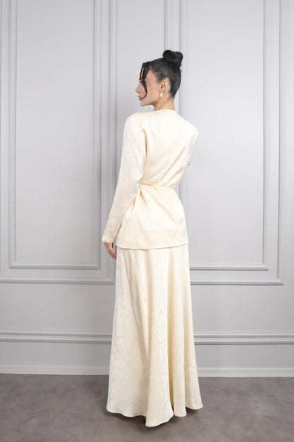 طقم تنورة ساتان وجاكيت بتطريزات خرزية وحزام عالخصر -سكري