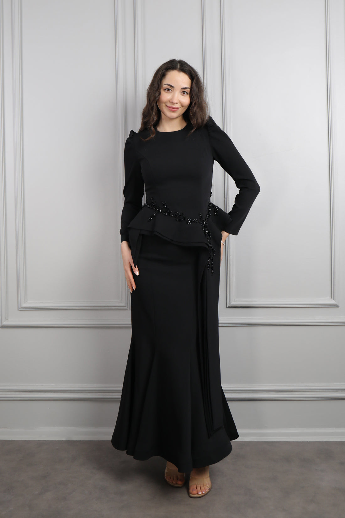 طقم تنورة وتوب مزين بالخرز بتفصيل ذيل من الخصر -اسود