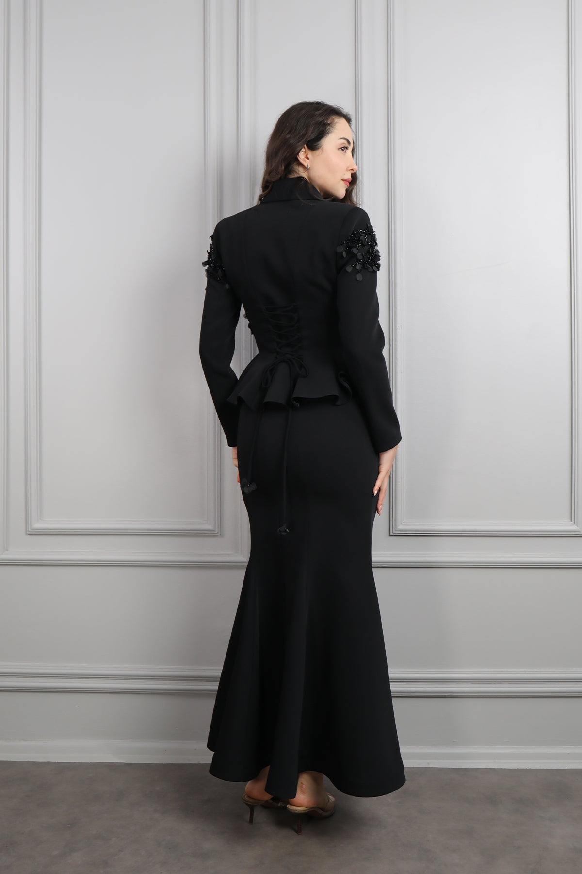 طقم تنورة وجاكيت مزين بتفاصيل ورود -اسود