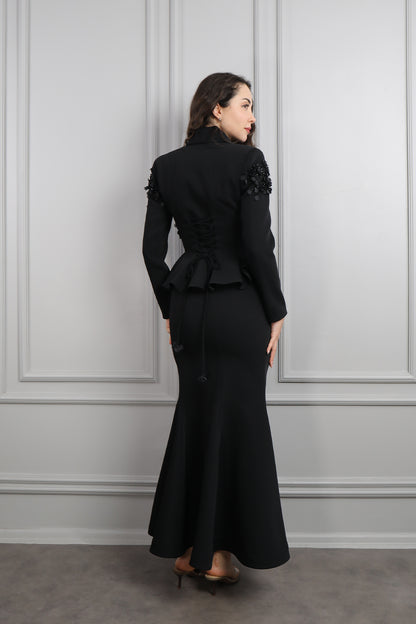 طقم تنورة وجاكيت مزين بتفاصيل ورود -اسود