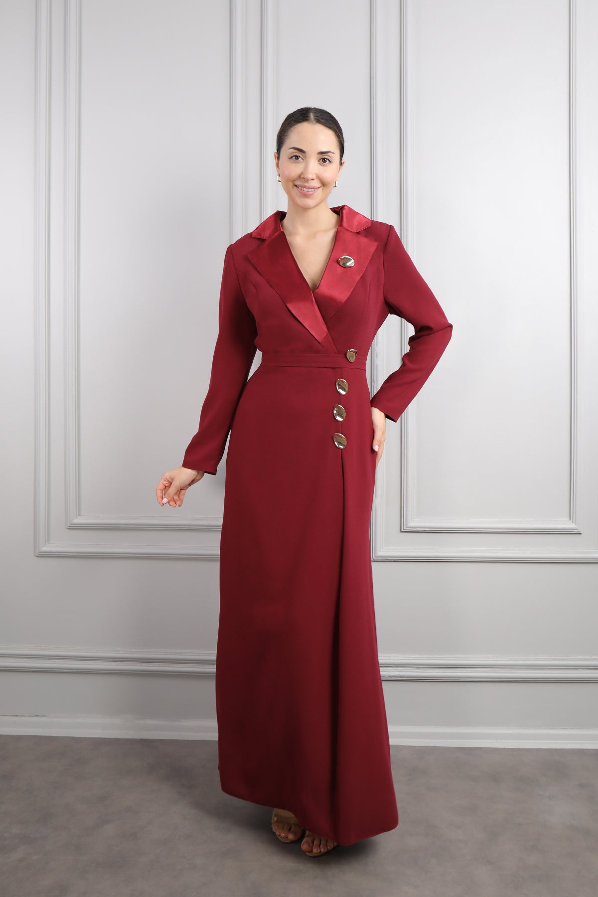 فستان بتفاصيل ازرار ذهبية مقاس كبير -عودي