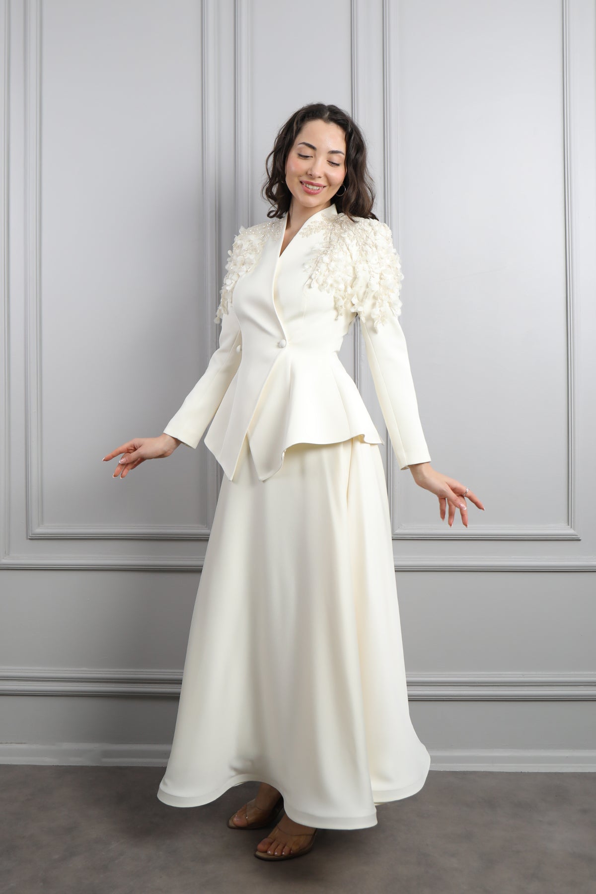 طقم تنورة ساتان وجاكيت مزين بورود عالاكتاف  -سكري