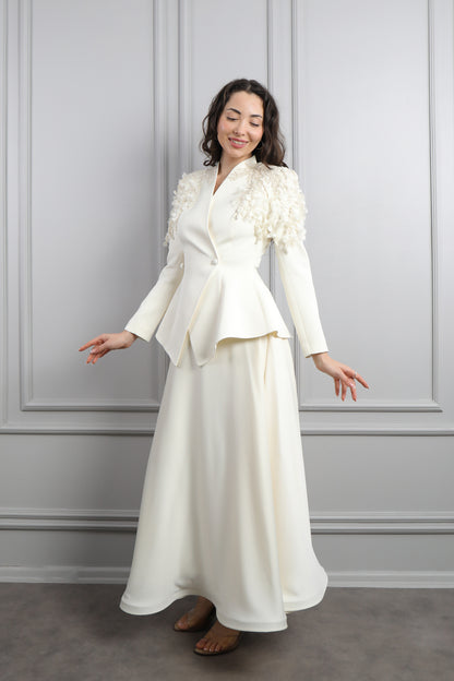 طقم تنورة ساتان وجاكيت مزين بورود عالاكتاف  -سكري