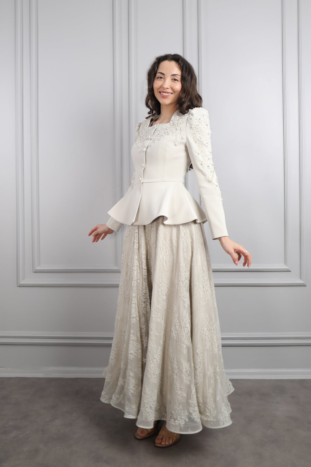 طقم فستان دانتيل وجاكيت مزين باللؤلؤ -بيج