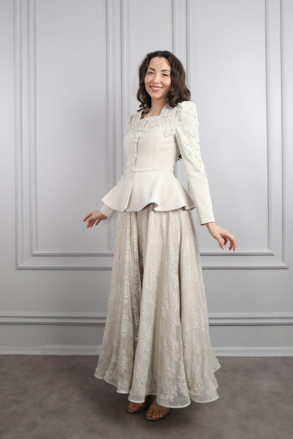 طقم فستان دانتيل وجاكيت مزين باللؤلؤ -بيج
