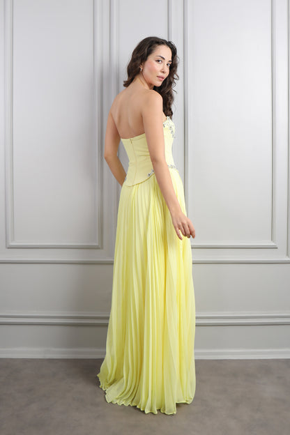 فستان سهرة سترابلس مطرز بالكريستالات بتنورة بتكسيرات -اصفر