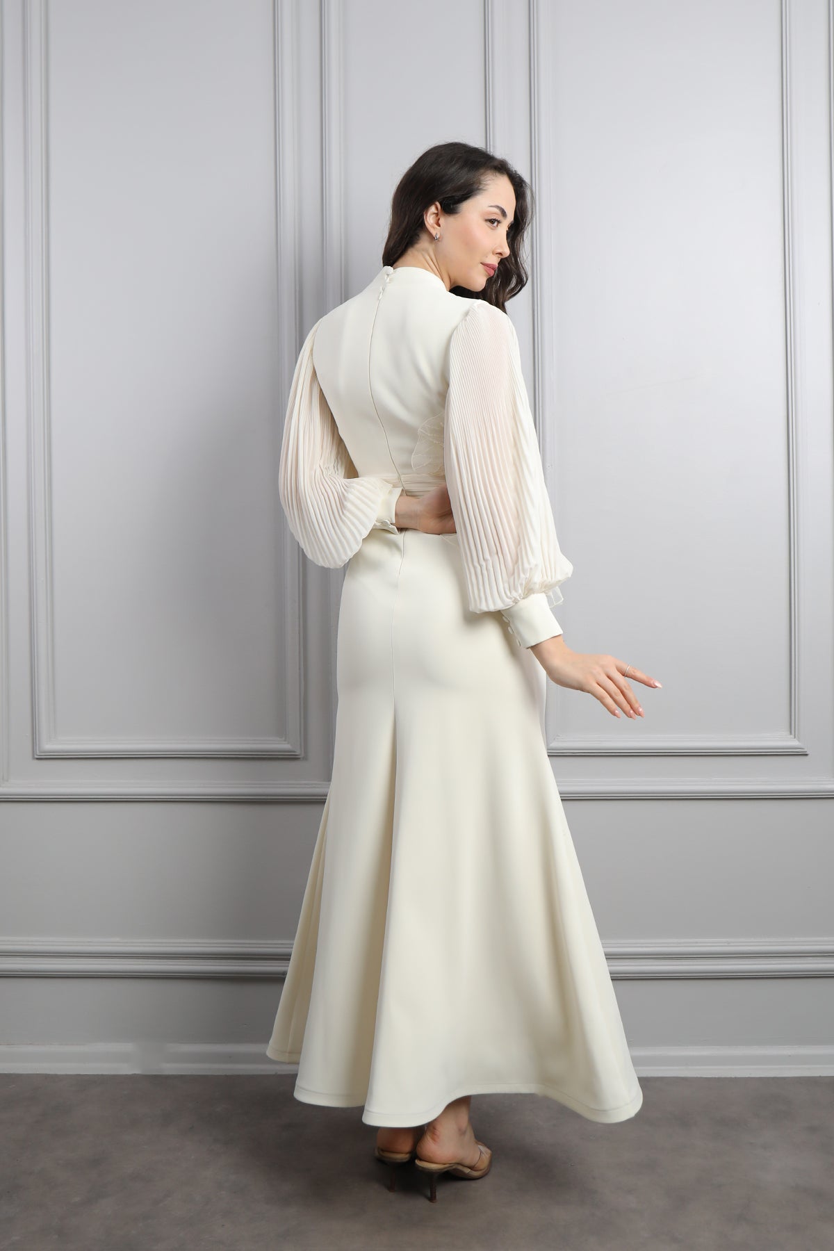 فستان بقصة سمكية باكمام واسعة شيفون وزينة جانبية -سكري