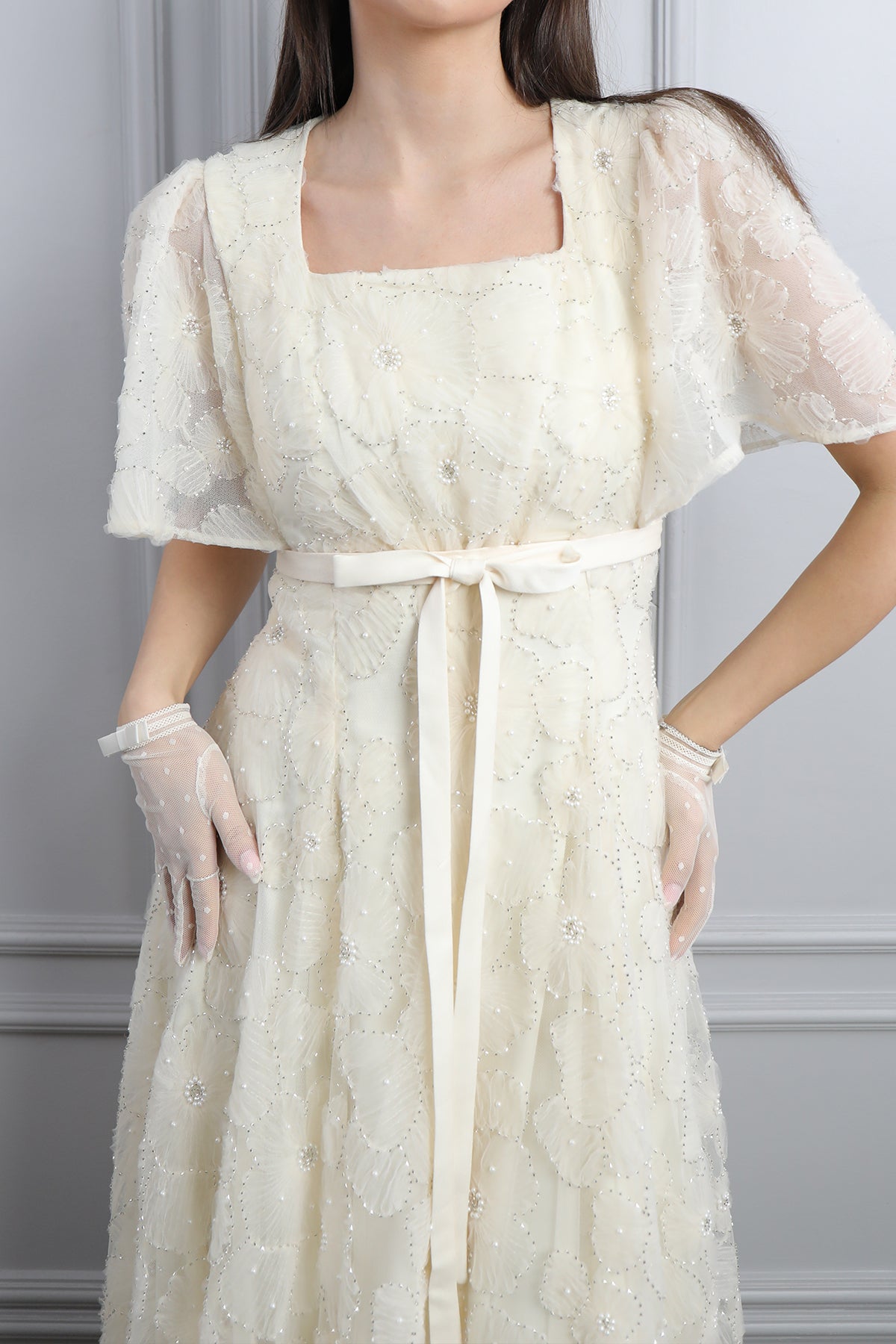 فستان ورود بياقة مربعة واكمام واسعة مع حزام واكسسوار قفازات -سكري