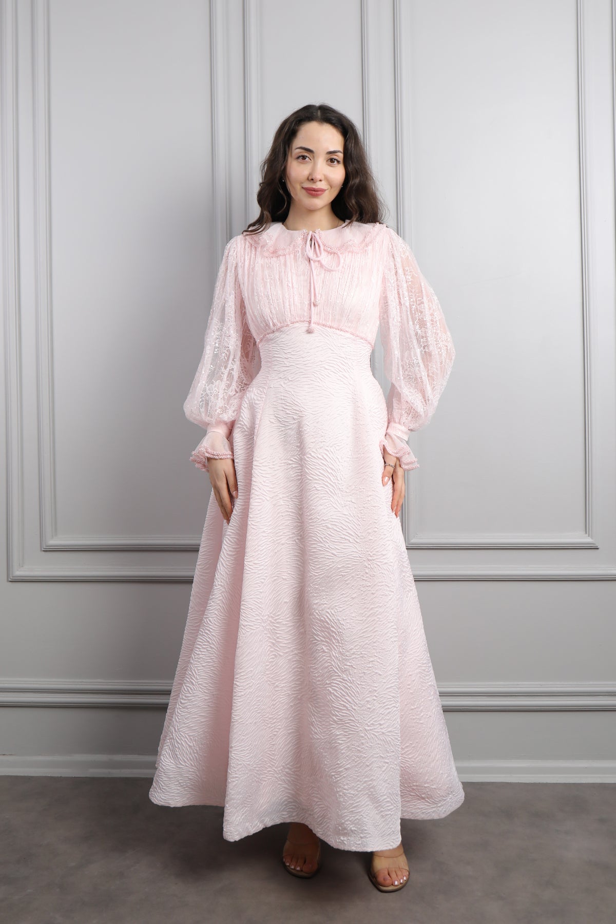 فستان بتفاصيل دانتيل وياقة اطفال بتطريزات خرزية -بمبي