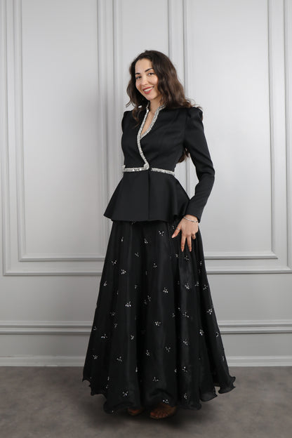 طقم تنورة مزين بتطريزات مع جاكيت مطرز بالفصوص -اسود