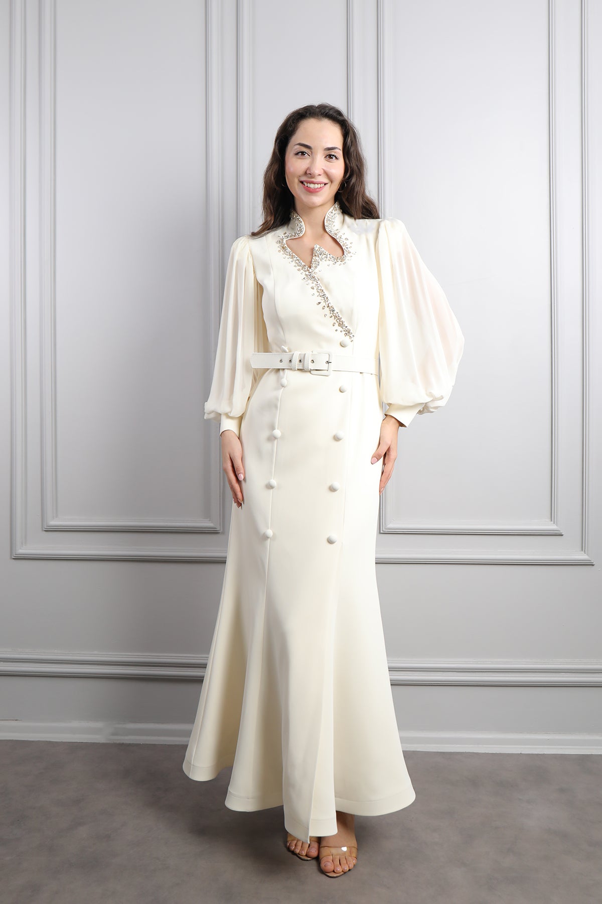 فستان بتفاصيل كريستالية واكمام واسعة وزينة ازرار -سكري