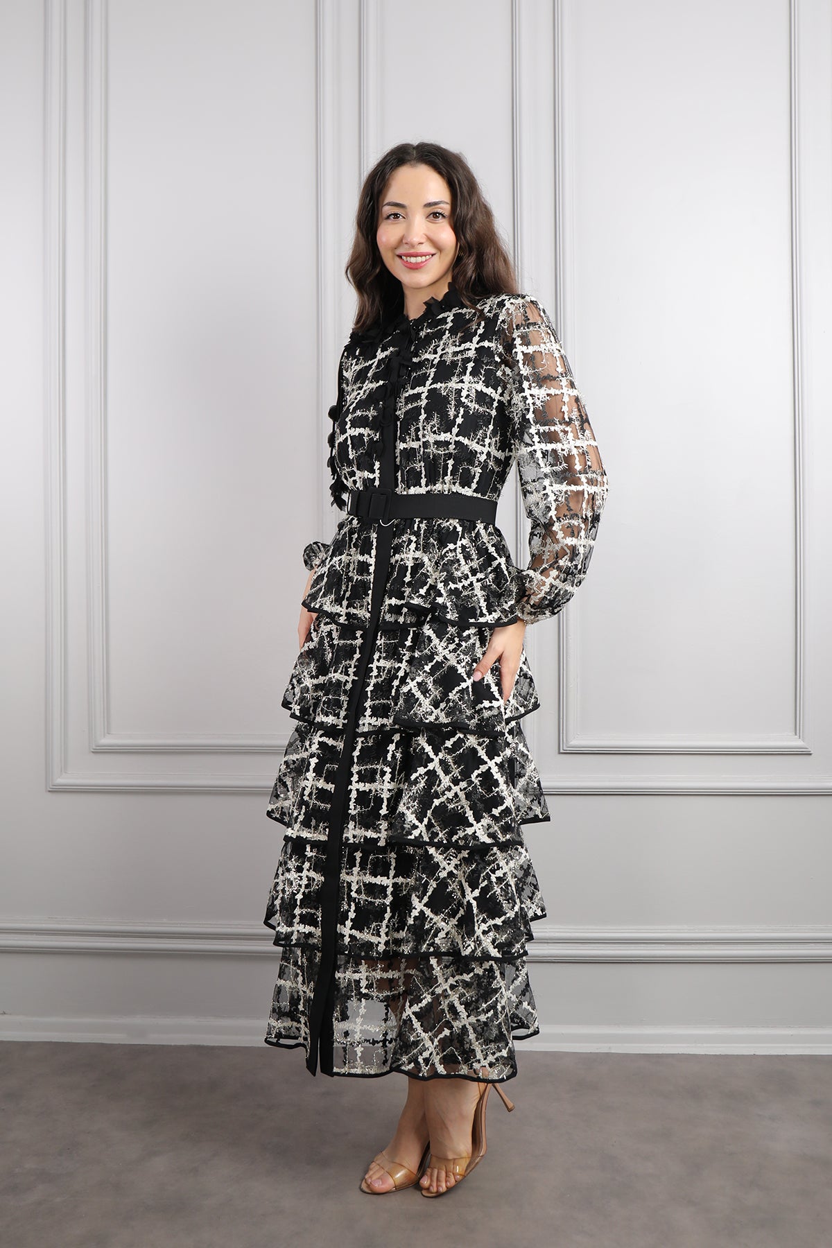 فستان بياقة ورود بتفاصيل طبقات مع حزام مقاس كبير -اسود ورمادي