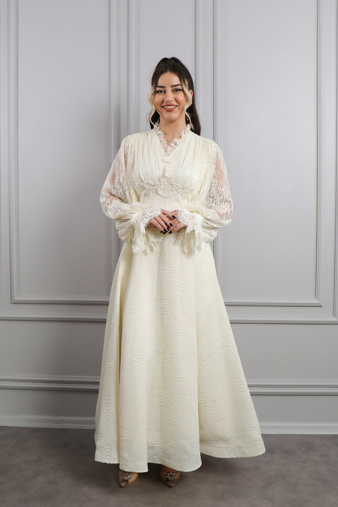 فستان ميدي باكمام شفافة مطرز باللؤلؤ في الخصر -سكري