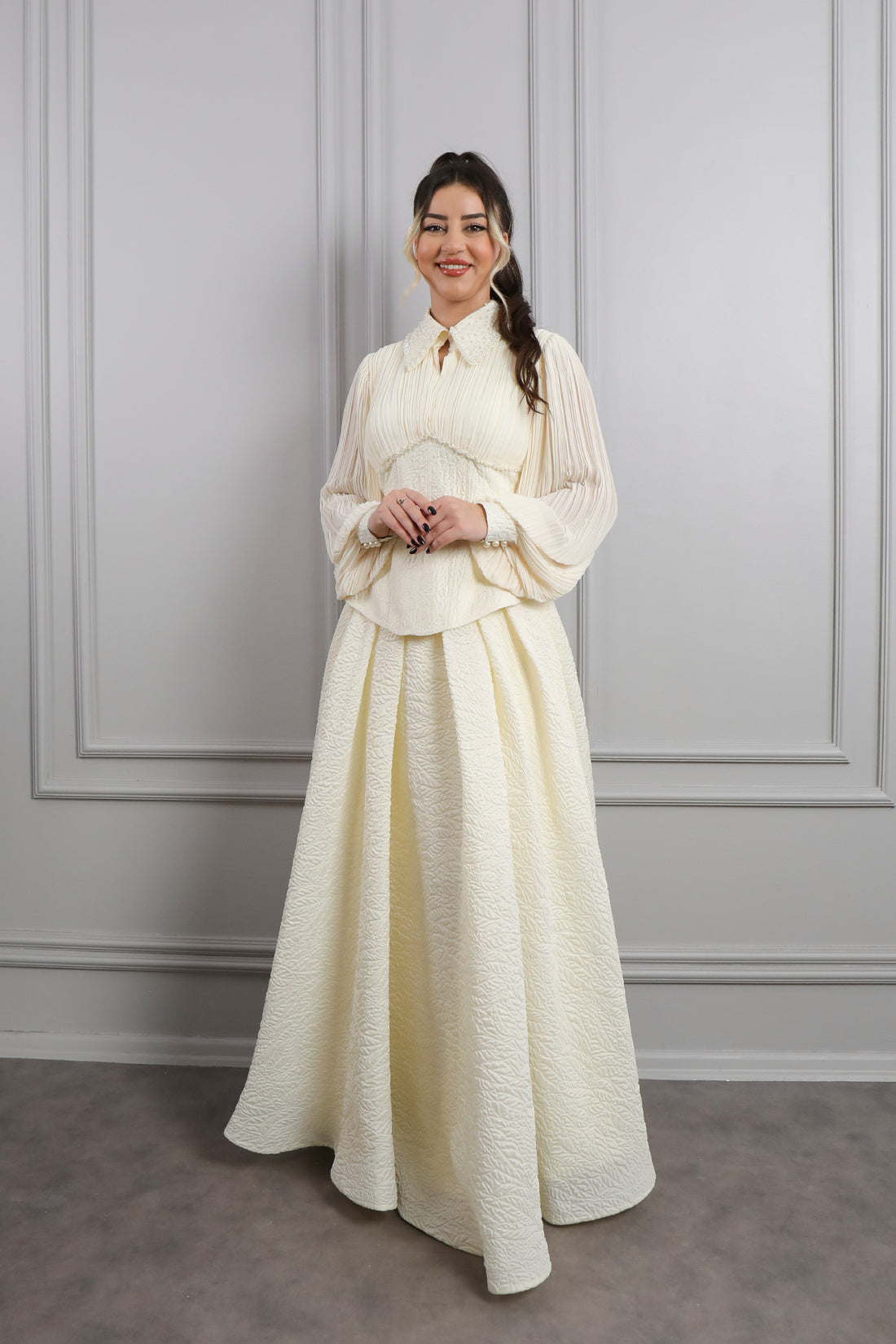 طقم تنورة وبلوزة مطرزة بالخرز في الياقة بمظهر كورسيه -سكري